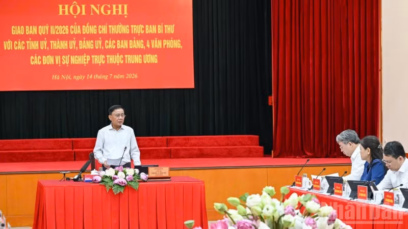 Đồng chí Trần Cẩm Tú, Ủy viên Bộ Chính trị, Thường trực Ban Bí thư chủ trì hội nghị giao ban quý II/2026. (Ảnh: DUY LINH)