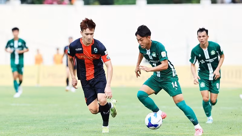 Ninh Bình FC (trái) cùng PVF-CAND hứa hẹn mang tới nhiều bất ngờ thú vị cho V.League 2025-2026. (Ảnh: VPF)