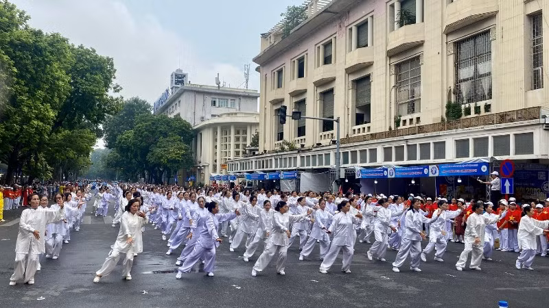 Người cao tuổi tham gia Ngày hội rèn luyện sức khỏe tại Hà Nội. (Ảnh: THÚY HÀ)