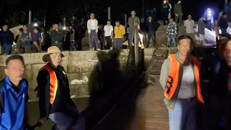Lực lượng chức năng và người dân nỗ lực tìm kiếm nạn nhân mất tích ngay trong đêm.