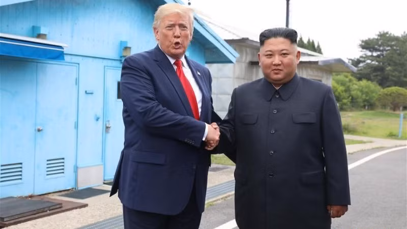 Tổng thống Mỹ Donald Trump bắt tay nhà lãnh đạo Triều Tiên Kim Jong Un tại làng đình chiến Panmunjom, ngày 30/6/2019. (Ảnh: THX) 