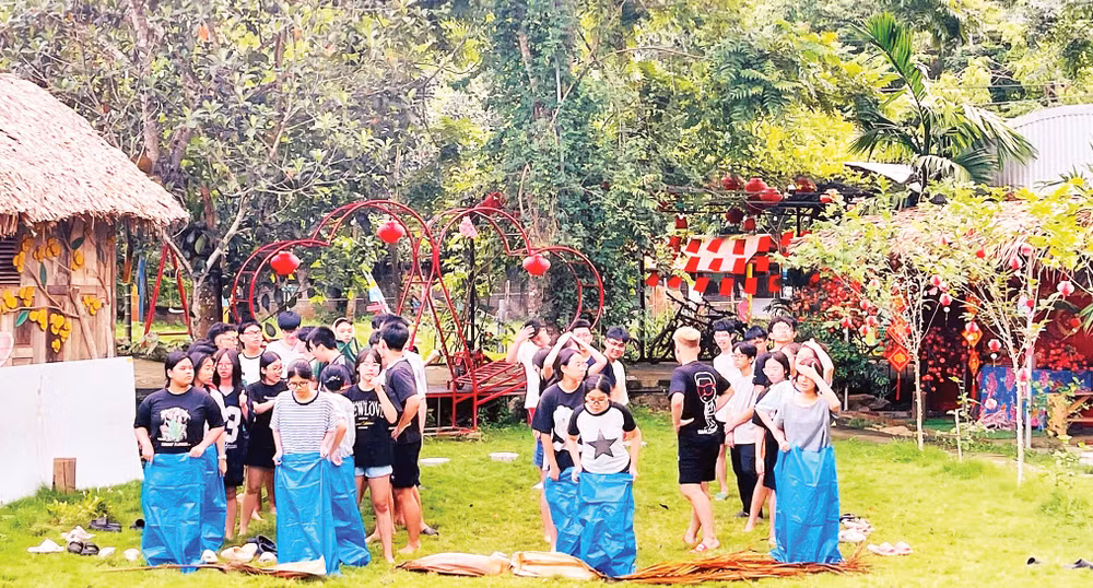 Trẻ em tham gia hoạt động vui chơi ngoài trời. (Ảnh: HẢI MINH)
