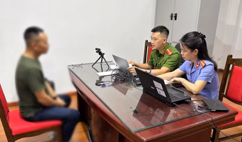 Cơ quan công an lấy lời khai các đối tượng lừa đảo trong vụ tiền ảo Heliwin. Nguồn: Lực lượng công an