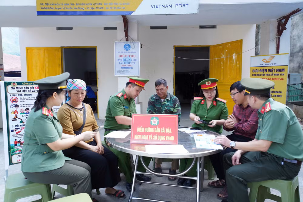 Lực lượng công an hướng dẫn người dân sử dụng VNeID. Ảnh: Công an tỉnh Tuyên Quang