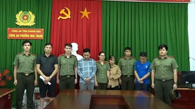  Công an tỉnh Khánh Hòa bắt giữ các đối tượng để điều tra hành vi lừa đảo tiền mã hóa. Ảnh: Công an tỉnh Khánh Hòa