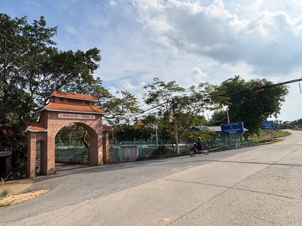 Cổng làng Chài-Võng La.