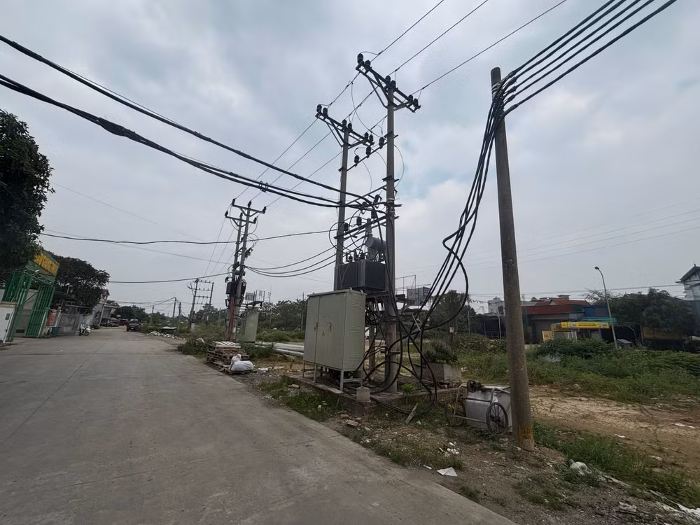 Các trạm biến áp cũ đang đặt tại hành lang mở rộng Quốc lộ 6.