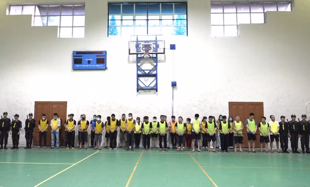 Các đối tượng trong đường dây lừa đảo xuyên biên giới bị Công an tỉnh Cao Bằng bắt giữ.
