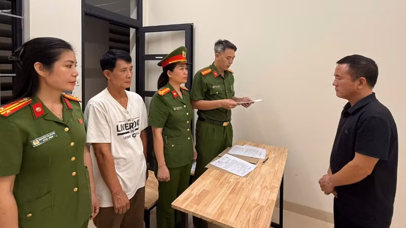 Bắt quả tang doanh nghiệp đổ trộm hơn 2.000 tấn chất thải ra môi trường