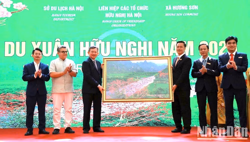 Đại diện lãnh đạo xã Hương Sơn tặng Đoàn đại biểu Du xuân bức tranh về suối Yến trong quần thể di tích Hương Sơn.