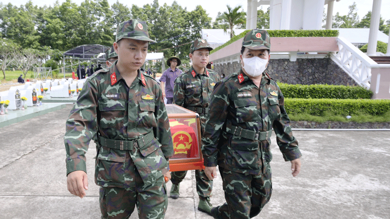 Đưa hài cốt đến nơi tập hợp để thực hiện giám định.