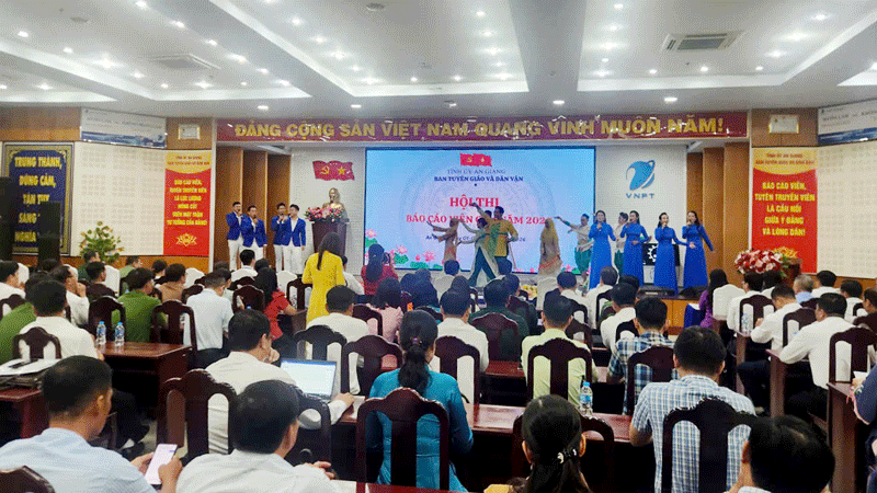 Tiết mục văn nghệ chào mừng hội thi.