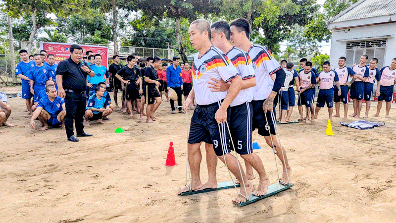 Các học viên tham gia trò chơi vận động.