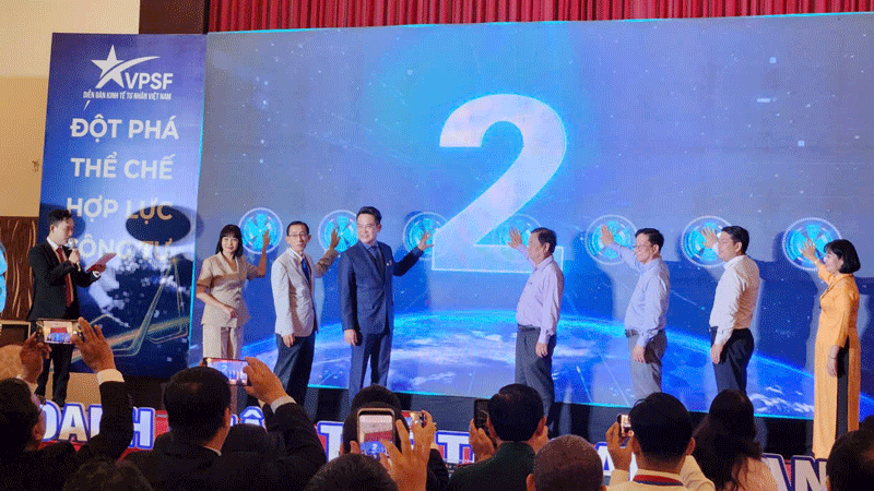 Các đại biểu thực hiện nghi thức Vòng đối thoại địa phương Diễn đàn Kinh tế tư nhân Việt Nam 2026-Phiên đối thoại tỉnh An Giang.