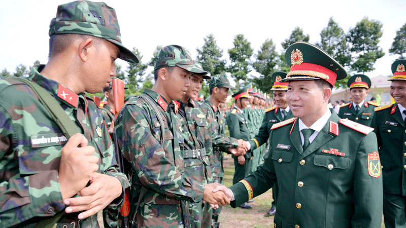 Thiếu tướng Nguyễn Văn Hùng, Chỉ huy trưởng Bộ Chỉ huy quân sự tỉnh An Giang động viên cán bộ, chiến sĩ Trung đoàn 893. (Ảnh: PHƯƠNG VŨ)