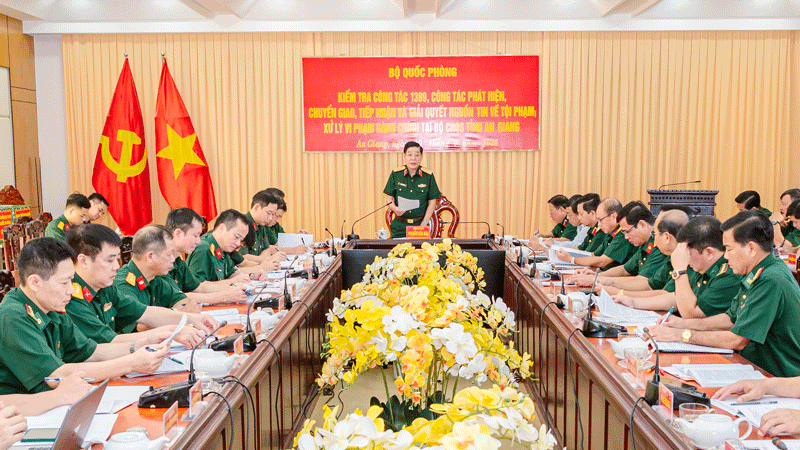 Thượng tướng Nguyễn Văn Gấu, Ủy viên Trung ương Đảng, Thứ trưởng Quốc phòng, Trưởng Ban Chỉ đạo 1389 Bộ Quốc phòng kết luận kiểm tra.