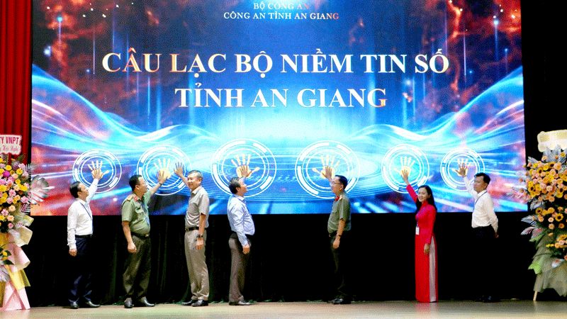 Các đại biểu thực hiện nghi thức ra mắt Câu lạc bộ “Niềm tin số tỉnh An Giang”. (Ảnh: NGHIÊM TÚC)