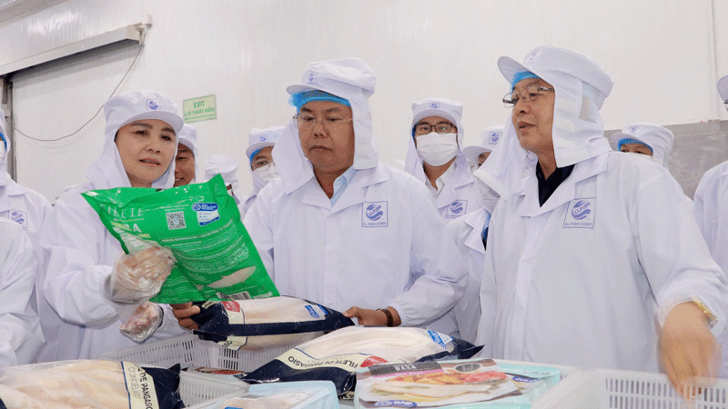 Phó Thủ tướng Chính phủ Hồ Quốc Dũng và Bí thư Tỉnh ủy tỉnh An Giang Nguyễn Tiến Hải tham quan quy trình sản xuất tại Công ty Cổ phần Xuất nhập khẩu thủy sản Cửu Long. 