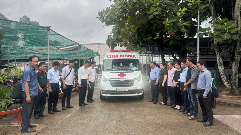 Cán bộ, chiến sĩ, y bác sĩ cùng lãnh đạo tỉnh An Giang và đặc khu Phú Quốc cúi đầu tiễn những chuyến xe cứu thương chở thi thể các nạn nhân rời đảo về đất liền để bảo quản. (Ảnh: HOÀNG DUNG)