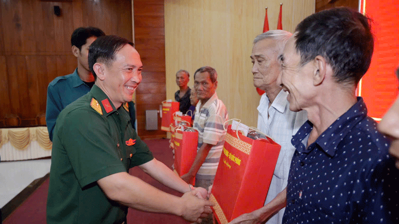 Thừa ủy quyền của Quân ủy Trung ương, Bộ Quốc phòng, Bộ Chỉ huy Quân sự tỉnh An Giang tổ chức trao quà cho các gia đình chính sách, người có công với cách mạng trên địa bàn xã Châu Thành. (Ảnh: PHƯƠNG VŨ)