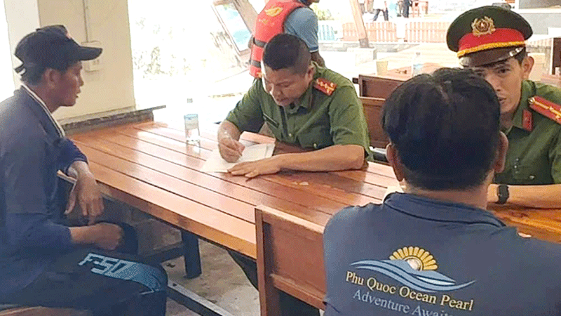 Cơ quan điều tra làm việc với các thuyền viên có liên quan đến vụ chìm ca-nô tại Phú Quốc. (Ảnh: Công an tỉnh An Giang)