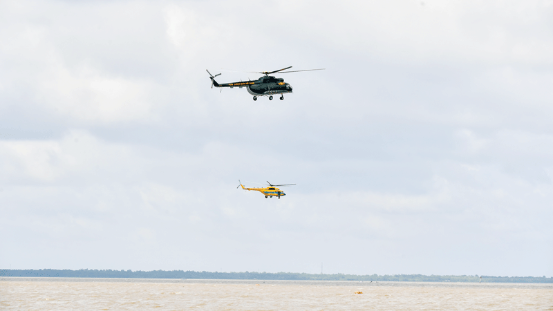 Luyện tập bay treo cấp cứu người bằng trực thăng quân sự trên vùng biển phường Rạch Giá.