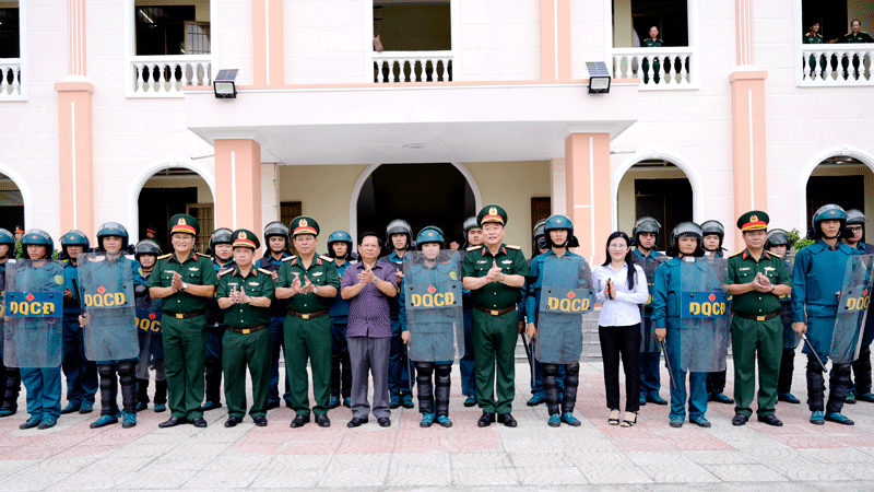 Trung tướng Lê Quang Đạo kiểm tra Trung đội Dân quân cơ động Ban Chỉ huy quân sự phường Rạch Giá. (Ảnh: PHƯƠNG VŨ)