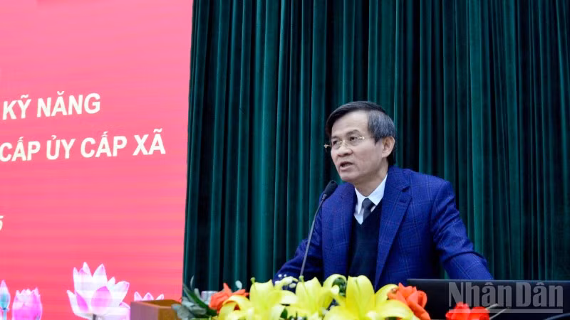 Đồng chí Đoàn Minh Huấn, Ủy viên Trung ương Đảng, Phó Giám đốc Thường trực Học viện Chính trị quốc gia Hồ Chí Minh phát biểu bế giảng lớp bồi dưỡng. (Ảnh: PHẠM CƯỜNG)