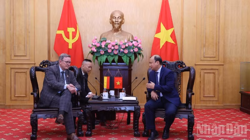 Đồng chí Lê Hải Bình, Ủy viên Trung ương Đảng, Phó Giám đốc Thường trực Học viện Chính trị quốc gia Hồ Chí Minh tiếp và làm việc với Phó Chủ tịch Quốc hội Liên bang Đức Bodo Ramelow. (Ảnh: PHẠM CƯỜNG)