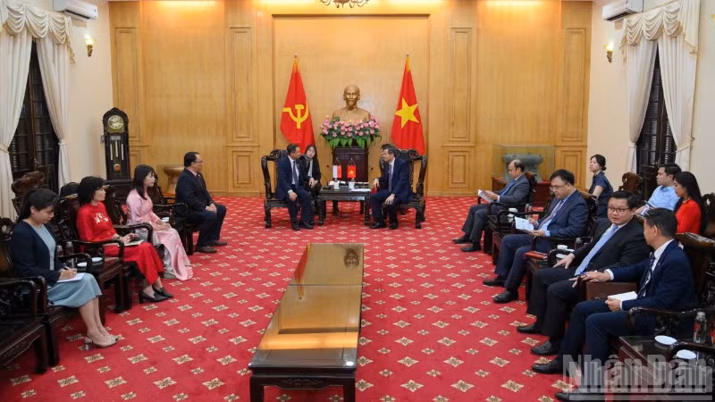 Giám đốc Học viện Chính trị quốc gia Hồ Chí Minh Đoàn Minh Huấn tiếp ông Lee Hong Chuang, đại biểu Quốc hội Đảng Hành động Nhân dân (PAP) của Singapore. (Ảnh: THẾ ĐẠI)