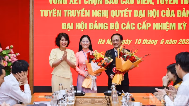Đồng chí Nguyễn Thị Hoàng Vân, Phó Bí thư Đảng ủy các cơ quan Đảng Trung ương tặng hoa chúc mừng 2 báo cáo viên, tuyên truyền viên được chọn tham dự Hội thi báo cáo viên, tuyên truyền viên giỏi toàn quốc năm 2026 khu vực phía bắc. (Ảnh: BẢO LONG)