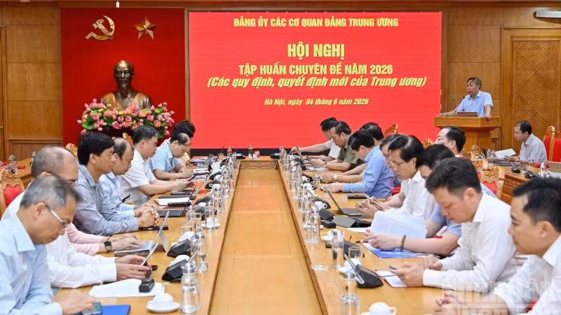 Hội nghị tập huấn chuyên đề năm 2026 về các quy định, quyết định mới của Trung ương. (Ảnh: THỦY NGUYÊN)