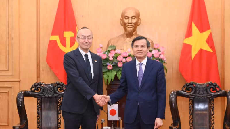 Đồng chí Đoàn Minh Huấn, Ủy viên Bộ Chính trị, Giám đốc Học viện Chính trị quốc gia Hồ Chí Minh tiếp Trưởng Đại diện JICA tại Việt Nam Kobayashi Yosuke. (Ảnh: THẾ ĐẠI)