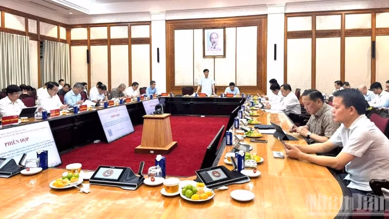 Đồng chí Nguyễn Duy Ngọc, Ủy viên Bộ Chính trị, Bí thư Trung ương Đảng, Chủ nhiệm Ủy ban Kiểm tra Trung ương, Phó Trưởng Ban Chỉ đạo và đồng chí Nguyễn Chí Dũng, Ủy viên Trung ương Đảng, Phó Thủ tướng Chính phủ, Ủy viên Ban Chỉ đạo chủ trì cuộc họp với Thường trực Tổ Giúp việc và các cơ quan, đơn vị liên quan. (Ảnh: THU HÀ/dangcongsan) 