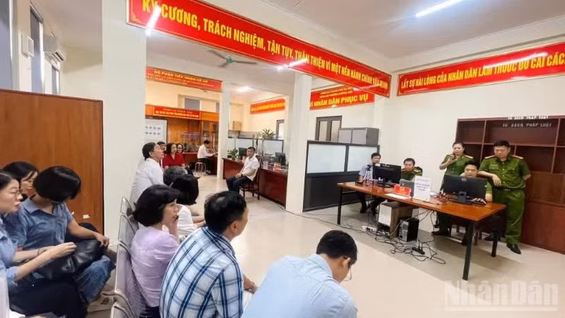Đảng viên trên địa bàn phường Dương Nội, thành phố Hà Nội thực hiện triển khai việc đổi thẻ đảng viên điện tử. (Ảnh minh họa: DIỆU THƯƠNG)