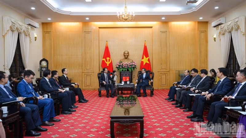 Đồng chí Đoàn Minh Huấn, Ủy viên Bộ Chính trị, Giám đốc Học viện Chính trị quốc gia Hồ Chí Minh tiếp và làm việc với Đại sứ Đặc mệnh toàn quyền nước Cộng hòa nhân dân Trung Hoa tại Việt Nam Hà Vĩ. (Ảnh: BẢO LONG)