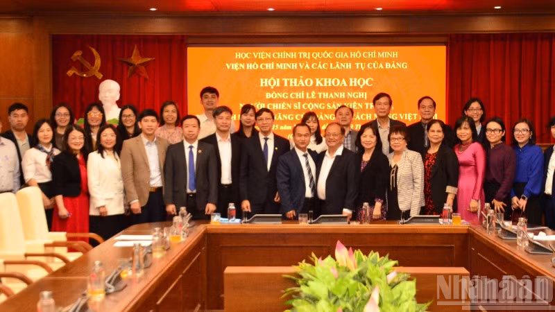 Các đại biểu chụp ảnh lưu niệm tại hội thảo. (Ảnh: PHẠM CƯỜNG)