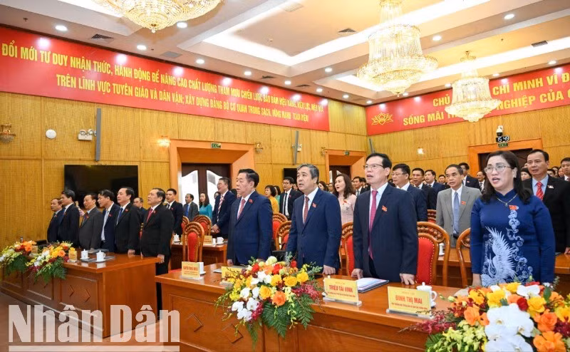 Các đại biểu thực hiện nghi thức chào cờ. (Ảnh: THẾ ĐẠI)