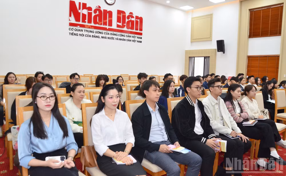 ndo_br_hoc-vien-tham-du.jpg