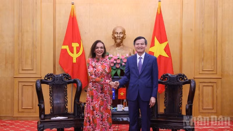 Đồng chí Đoàn Minh Huấn, Ủy viên Bộ Chính trị, Giám đốc Học viện Chính trị quốc gia Hồ Chí Minh, tiếp bà Anne Aly, Bộ trưởng Phát triển Quốc tế, kiêm Bộ trưởng Doanh nghiệp nhỏ và Bộ trưởng Các vấn đề đa văn hóa Australia. (Ảnh: PHẠM CƯỜNG)