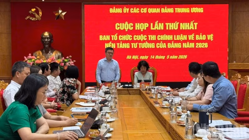Đồng chí Lê Quốc Minh, Ủy viên Trung ương Đảng, Tổng Biên tập Báo Nhân Dân, Phó Trưởng Ban Tuyên giáo và Dân vận Trung ương, Chủ tịch Hội Nhà báo Việt Nam phát biểu tại cuộc họp.
