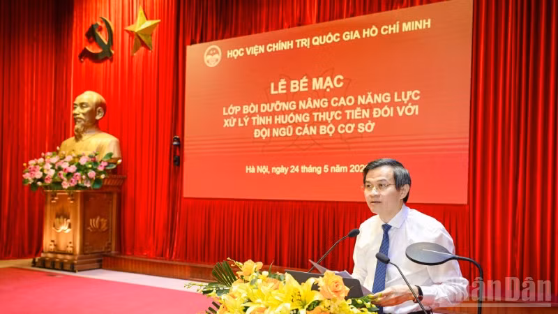 Đồng chí Đoàn Minh Huấn, Ủy viên Bộ Chính trị, Giám đốc Học viện Chính trị quốc gia Hồ Chí Minh phát biểu bế mạc lớp bồi dưỡng. (Ảnh: BẢO LONG)