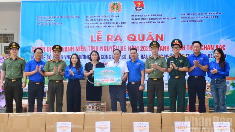 Đoàn Thanh niên các đơn vị trao biểu trưng tổng giá trị các phần quà trị giá cho xã Mường Quàng.