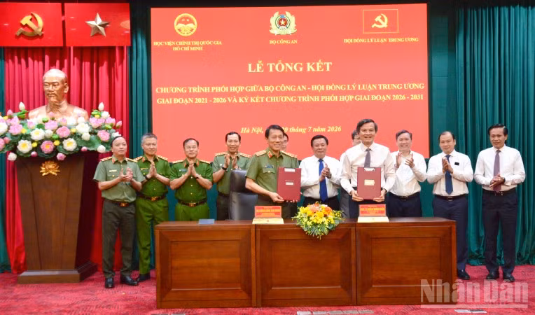 Đại tướng Lương Tam Quang, Ủy viên Bộ Chính trị, Bộ trưởng Công an và đồng chí Đoàn Minh Huấn, Ủy viên Bộ Chính trị, Giám đốc Học viện Chính trị quốc gia Hồ Chí Minh ký kết chương trình phối hợp giai đoạn 2026-2031. (Ảnh: PHẠM CƯỜNG)