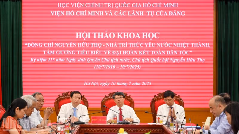 Hội thảo khoa học: “Đồng chí Nguyễn Hữu Thọ - nhà trí thức yêu nước nhiệt thành, tấm gương tiêu biểu về đại đoàn kết dân tộc”. (Ảnh: THẾ ĐẠI)