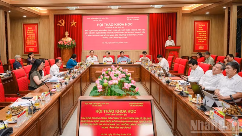 Hội thảo khoa học “Xây dựng chương trình, giáo trình về phát triển kinh tế tập thể gắn với xây dựng nông thôn mới ứng dụng giảng dạy tại Học viện Chính trị quốc gia Hồ Chí Minh, các trường chính trị cấp tỉnh, trung tâm chính trị cấp xã”. (Ảnh: BẢO LONG)