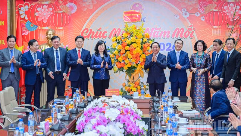 Đồng chí Trịnh Văn Quyết, Ủy viên Bộ Chính trị, Bí thư Trung ương Đảng, Trưởng ban Tuyên giáo và Dân vận Trung ương tặng hoa chúc mừng cán bộ, nhân viên ngành Y tế. 