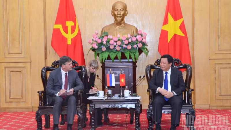 Đồng chí Nguyễn Xuân Thắng, Ủy viên Bộ Chính trị, Giám đốc Học viện Chính trị quốc gia Hồ Chí Minh, Chủ tịch Hội đồng Lý luận Trung ương tiếp và làm việc với ông Alexey Komissarov, Giám đốc Học viện Hành chính công và Kinh tế quốc dân trực thuộc Tổng thống Liên bang Nga (Ranepa). (Ảnh: PHẠM CƯỜNG)