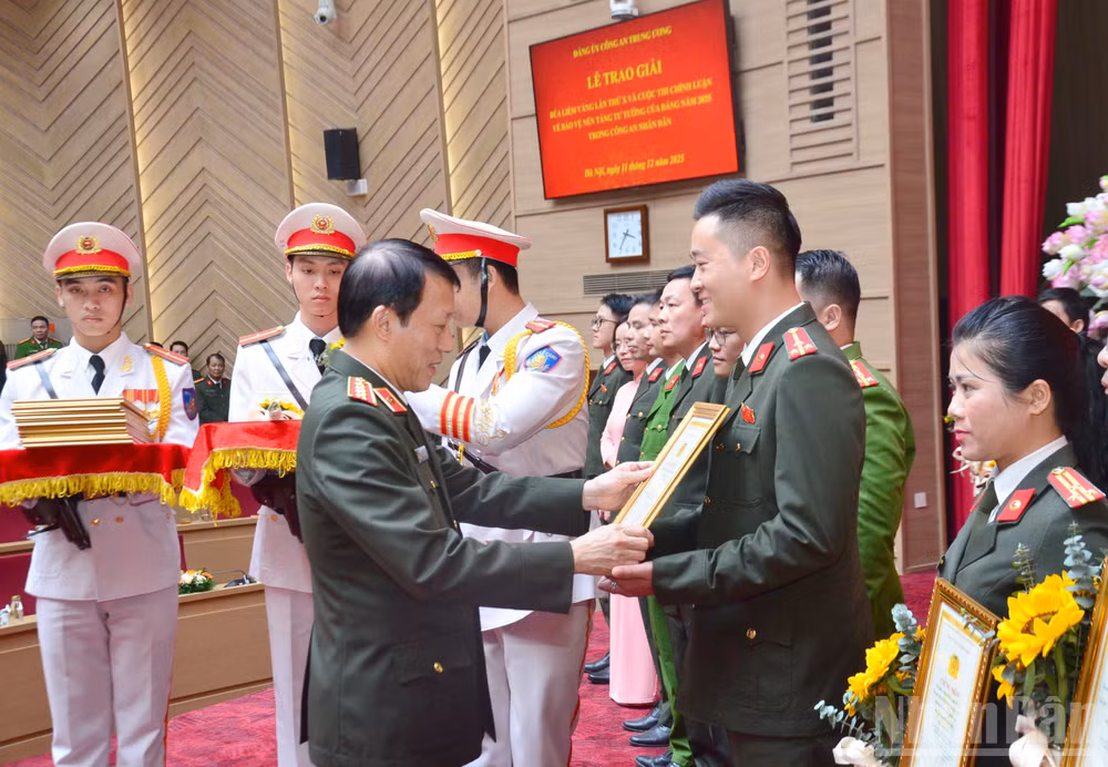 ndo_br_trao-tang-2.jpg