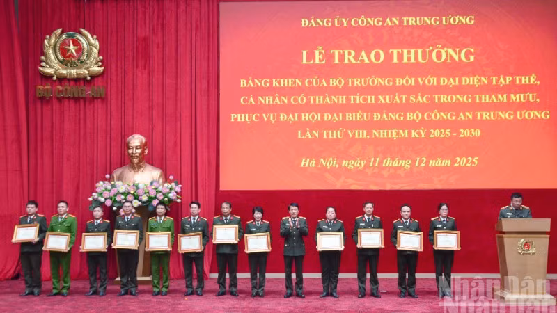 Đại tướng Lương Tam Quang, Ủy viên Bộ Chính trị, Bí thư Đảng ủy Công an Trung ương, Bộ trưởng Công an trao Bằng khen tặng các tập thể, có thành tích xuất sắc trong tham mưu, phục vụ Đại hội đại biểu Đảng bộ Công an Trung ương lần thứ VIII, nhiệm kỳ 2025-2030. (Ảnh: PHẠM CƯỜNG)
